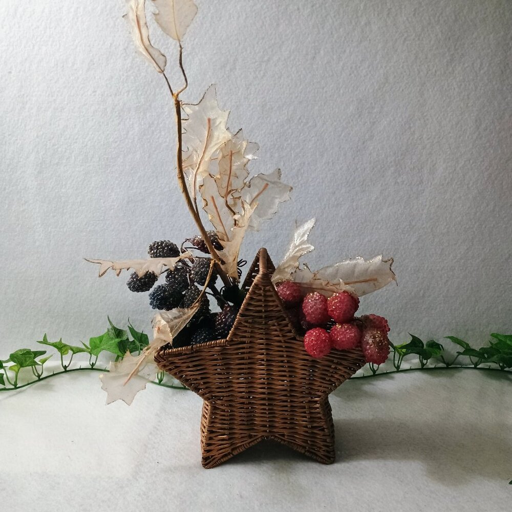 VGUC: Wicker Basket Brown Multi-color Festive Holiday Star Centerppiece